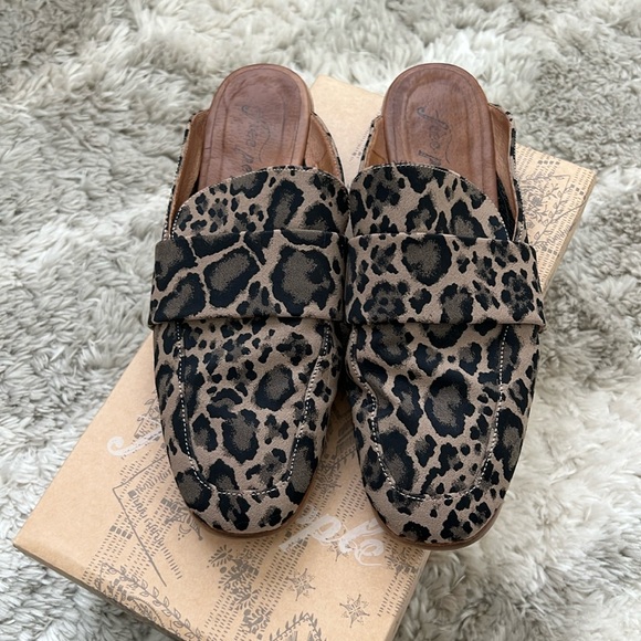 Free People Shoes - Free people flat